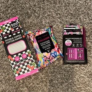 Betsey Johnson Deluxe Grooming Kit and Accessories - Pink and Multicolor